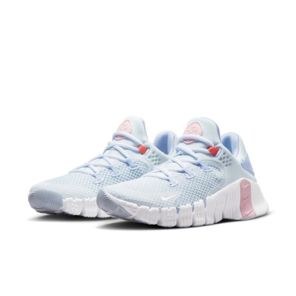 Nike Women’s Free Metcon 4 Workout Shoe (8): football grey/ soft pink/